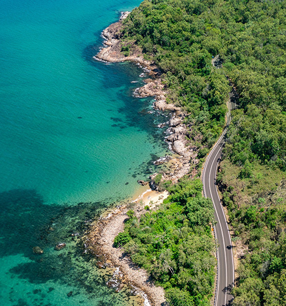 Die Küstenstraße in Cairns.