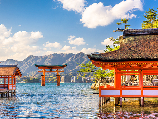 Miyajima Schrein im Wasser.