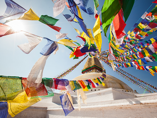 Gebetsfahnen und Tempel in Kathmandu.