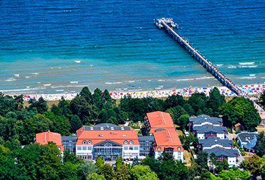 Hotel mit Ostseestrand aus der Vogelperspektive.
