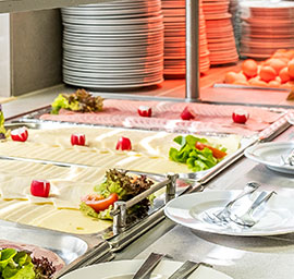 Buffet mit Käse, Wurst und Eiern.