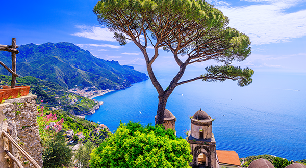 Blick auf Sorrento mit Meer.