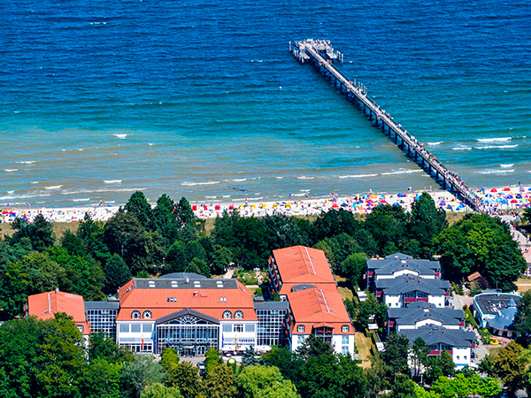 Hotel und Strand aus der Vogelperspektive.