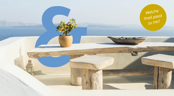 Holztisch in Griechenland mit Orangenbäumchen und Meer im Hintergrund.