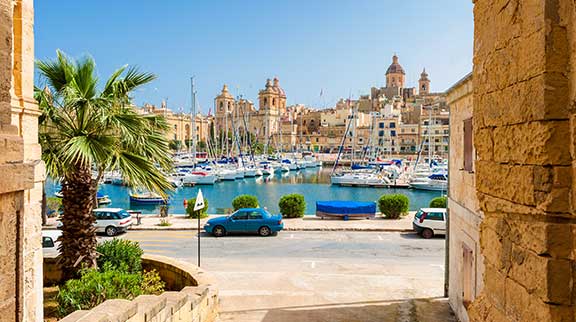 Straße und Marina von Senglea auf Malta.