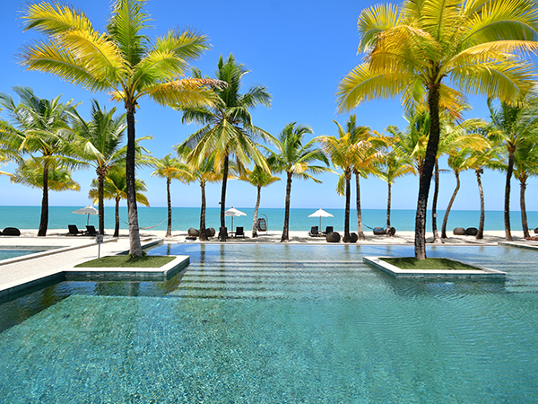 Poolbereich mit Meerblick des Beyond Resort Khao Lak.