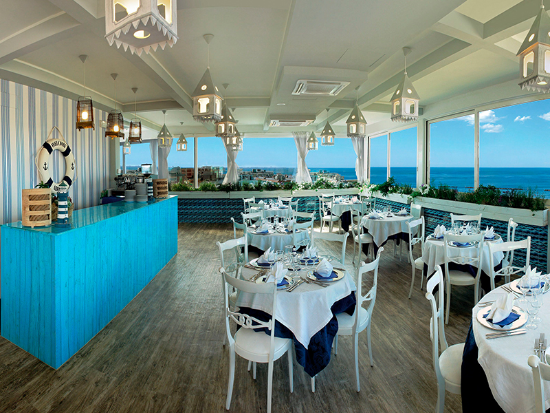Außen-Restaurant des Hotels.