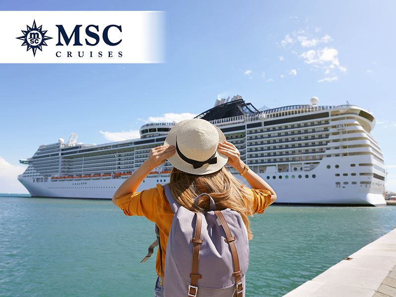Frau blickt auf Schiff von MSC.