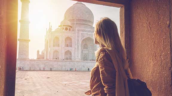 Frau schaut auf das Taj Mahal.
