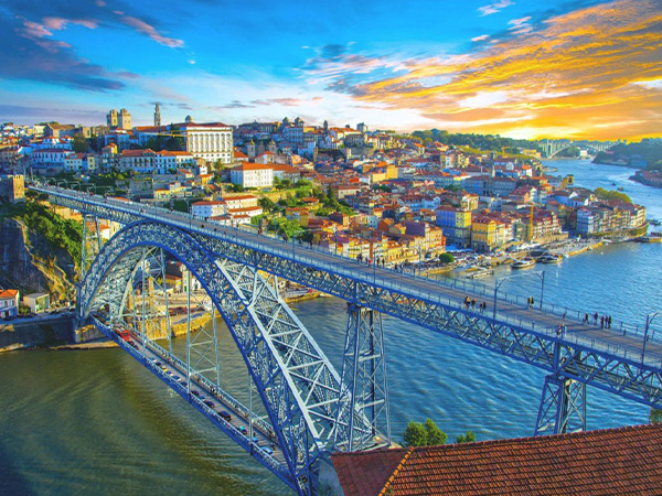Die Hafenstadt Porto in Portugal.