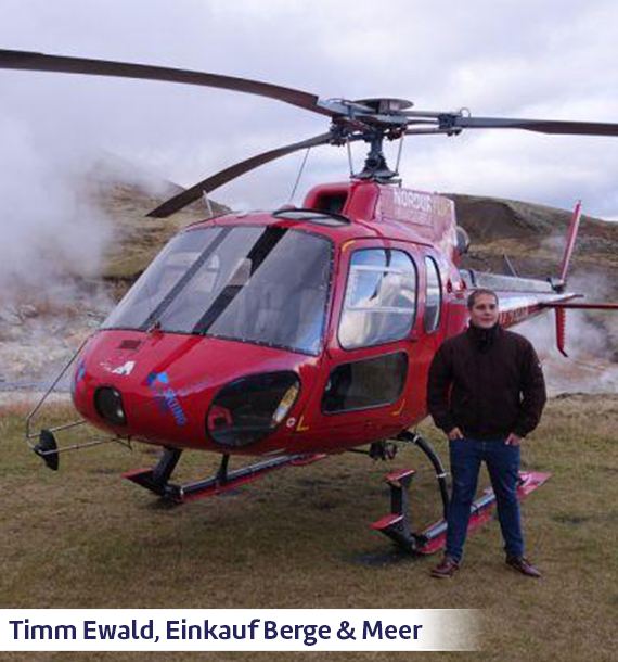 Timm Ewald vor einem Helikopter.