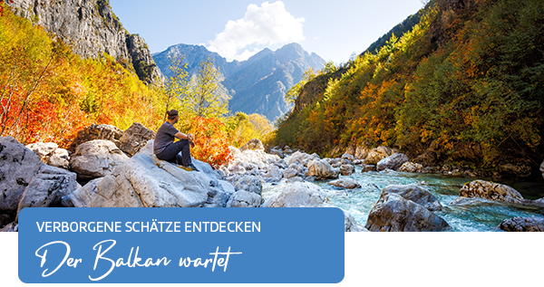 Mann, der auf die Alpen in Albanien schaut.