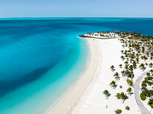 Ocean Cay - weißer Sandstrand mit Palmen.