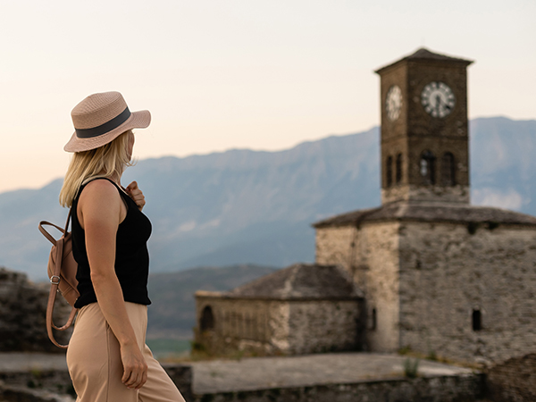 Albanien. Frau vor Burg von Gjirokastra.