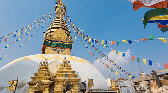 Goldene Statuen und bunte Fahnen in Nepal, Kathmandu.