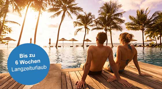Paar sitzt am Pool und schaut auf das Meer und Palmen. Kreisgrafik mit Text: Bis zu 6 Wochen Langzeiturlaub.