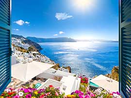 Blick aus dem Fenster in Santorin auf's Meer.