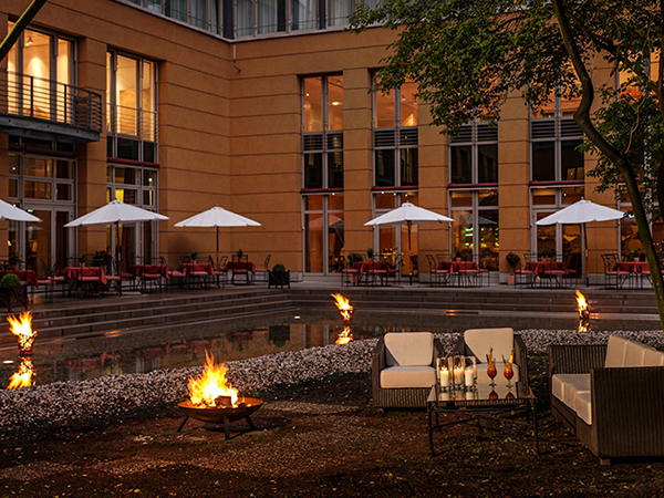 Hote Elbflorenz mit Fackeln bei Nacht.