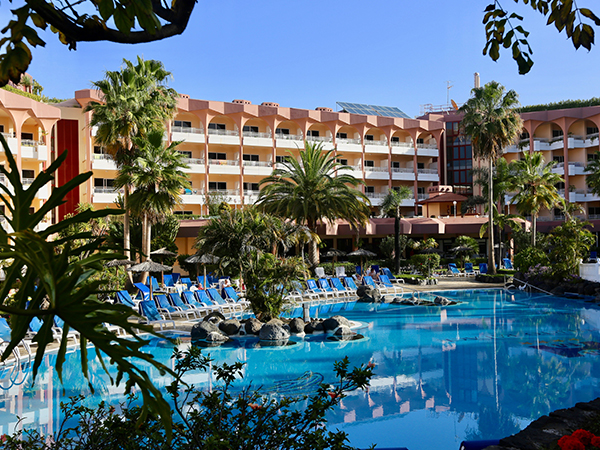 Blick auf das Hotel und den Pool.